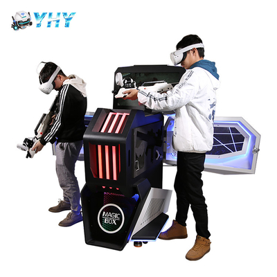 Los jugadores derechos interiores del juego 2 del simulador de VR luchan con los PP disparan contra los vidrios inalámbricos