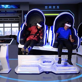 Simulador de iluminación rosado del cine de los asientos 9D VR de la silla 2 del huevo de VR